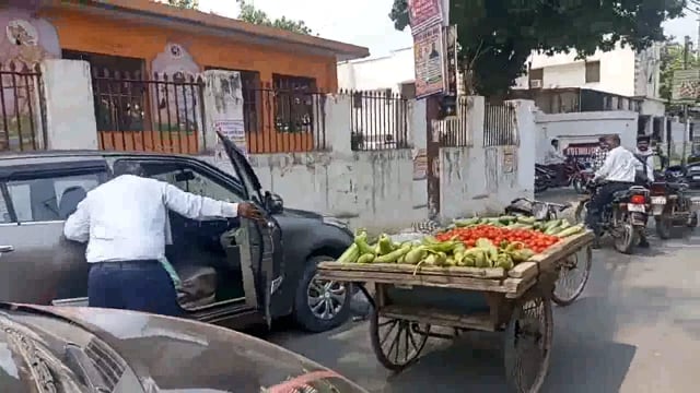 संभल: सब्जी विक्रेता और कार चालक के बीच मारपीट, वीडियो वायरल#latest_news