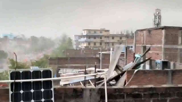 लगातार गर्मी के बीच अचानक आए आँधी-तूफान के बाद हुई बारिश ने मौसम का मिजाज पूरी तरह से बदल दिया है। इस बारिश ने लोगों को गर्मी से राहत दी और#politics