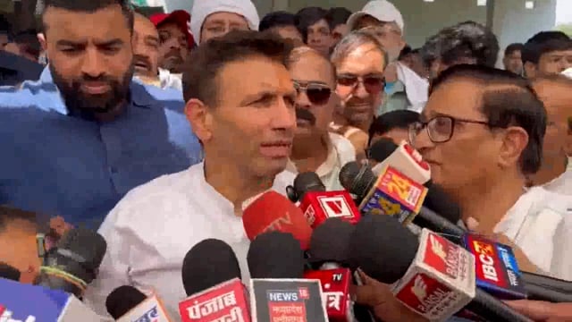 कांग्रेस नेता जीतू पटवारी ने खंडवा जिले के कोंडावत गांव में हाल ही में हुए हादसे में पीड़ित परिवारों से मुलाकात कर संवेदनाएं व्यक्त कीं। उनके साथ पूर्व मंत्री सचिन यादव भी मौजूद रहे#politics