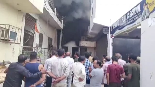 मेरठ: प्लास्टिक की कुर्सी बनाने वाली फैक्ट्री में लगी आग#breaking