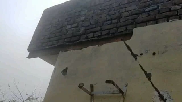 आकाशीय बिजली गिरने से मकान में पड़ी दरारे बारिश से किसानों के चेहरे मुरझाये