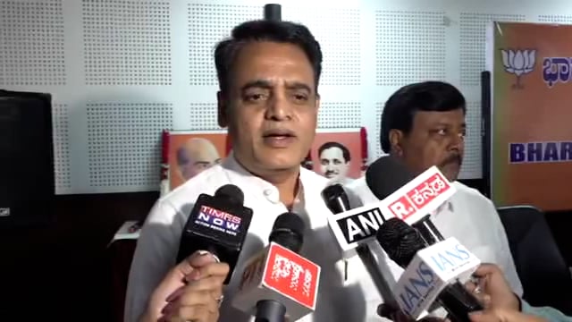 బెంగళూరు మున్సిపల్ కార్పొరేషన్ల చెత్త రుసుము చట్టవిరుద్ధమని కర్ణాటక మాజీ డీసీఎం అశ్వత్ నారాయణ్ అన్నారు.#politics