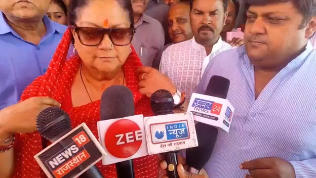 पूर्व मुख्यमंत्री वसुंधरा राजे ने झालावाड़ जिले में राज्य के पहले पिंक शहरी प्राथमिक स्वास्थ्य केंद्र का शुभारंभ किया। इस अवसर पर उन्होंने स्वास्थ्य केंद्र का अवलोकन किया और वहां उपलब्ध स्वास्थ्य सुविधाओं को देखा।#politics