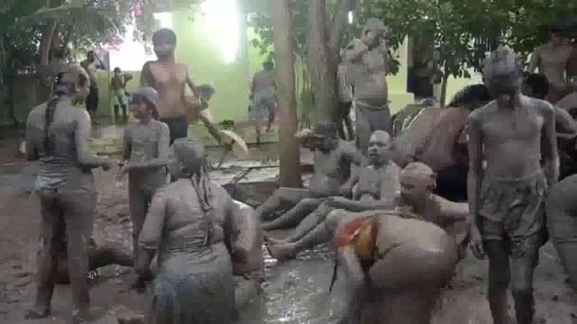 ராமநாதபுரம் கமுதி முத்து மாரியம்மன் கோவிலில் தனித்துவமான வழிபாடு, ஆயிரக்கணக்கான மக்கள் தங்கள் உடலில் சேற்றை பூசி வழிபடுகிறார்கள்.#latest_news