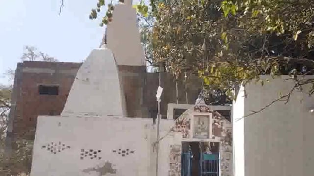 दुर्वासा ऋषि आश्रम पर आज भी कायम है घड़ी वाले बाबा का चमत्कार, फिर भी बदहाली पर आंसू बहा रहा है आश्रम का मुख्य रास्ता।