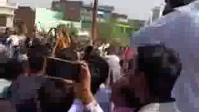 ▶️...हमीरपुर -यूपी पुलिस के एसआई की शादी में जमकर धनवर्षा, धनवर्ष करने का वीडियो सोशल मीडिया पर वायरल
बारात के जाते समय जमकर हवा में लुटाए गए रुपए, यूपी पुलिस के दारोगा की थी बीते बुधवार को शादी
मौदहा कस्बे के रायल गार्डन गेस्ट हाउस में हुई शादी, मौजूदा समय में इटावा में तैनात है दारोगा इमरान
इतनी धनवर्षा के बाद भी जिम्मेदार अधिकारी मौन, हमीरपुर जनपद के मौदहा कस्बे का मामला