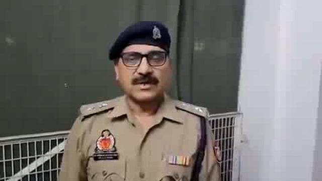 #Barabanki के सिद्धौर- सेमरावा क्षेत्र के लाला का पुरवा गांव में सूरज लाल कोरी की पत्नी 27 साल की राजकुमारी का शव घर में बेड पर मिला, मौके पर पहुंचे SP दिनेश कुमार सिंह व ASP ने जल्द ही घटना का अनावरण करने के आदेश दिए, इलाके में घटना को लेकर तरह तरह की अफवाहें... additional SP Shri doctor Akhilesh Narayan Ji ki bite