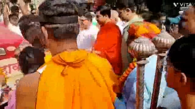 आज महावीर जयंती उत्सवाचे औचित्य साधुन जैन बांधवांनी कोल्हापूर शहरातून रथ व पालखी ने  शोभायात्रा काढण्यात आली.