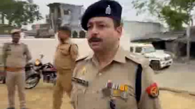 #Barabanki के मोहम्मद पुर खाला थाना क्षेत्र के बिहूरा गांव में हिंदू युवक व मुस्लिम लड़की की 4 साल के प्रेम का हुआ दुखद अंत, सूरज और निशा बानो (18) के शव संदिग्ध परिस्थितियों में आज पेड़ से लटके मिले  एक ही दुप्पटे से दोनों लोगों के शव लटके मिलने से मचा हड़कंप  जानकारी पर पहुंचे मृतकों के परिजनों और पुलिस ने शव को पेड़ से उतारा  प्रेम प्रसंग के चलते हत्या या आत्महत्या के दृष्टिगत हो रही जांच, ASP सहित सीनियर अधिकारी मौके पर।