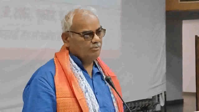 जयपुर: राजस्थान के शिक्षा मंत्री मदन दिलावर ने गुरुवार को बड़ा बयान देते हुए कहा कि एक ही जगह पर सालों से जमे अधिकारियों के जल्द ही तबादले#politics