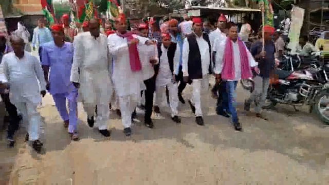 किसानों कि समस्याओं को लेकर शोहरतगढ़ तहसील में सपा पूर्व प्रत्याशी उग्रसेन सिंह ने किया विरोध प्रदर्शन दिया ज्ञापन 