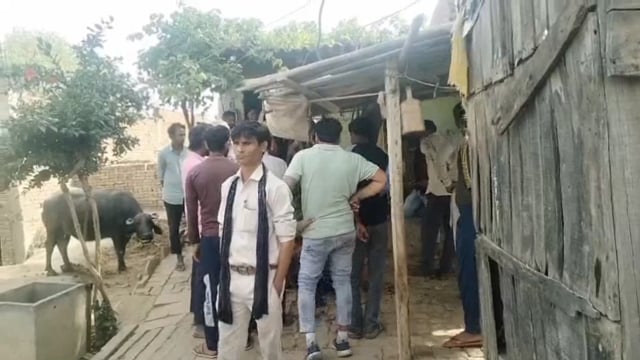 मथुरा की सुखदेव नगर में एक व्यक्ति ने अपनी पत्नी की हत्या कर शवको मकान के पीछे दफना दिया  मौके पर पहुंची पुलिस