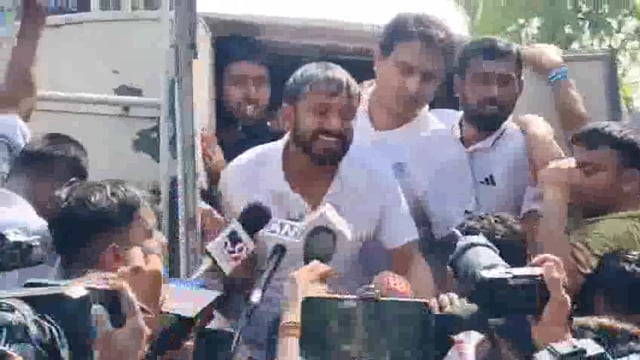 पटना में रविवार को उस वक्त तनावपूर्ण स्थिति उत्पन्न हो गई जब NSUI के राष्ट्रीय प्रभारी कन्हैया कुमार 'पलायन रोको-नौकरी दो यात्रा' के अंतिम दिन मुख्यमंत्री आवास की ओर कूच कर रहे थे। पदयात्रा#politics