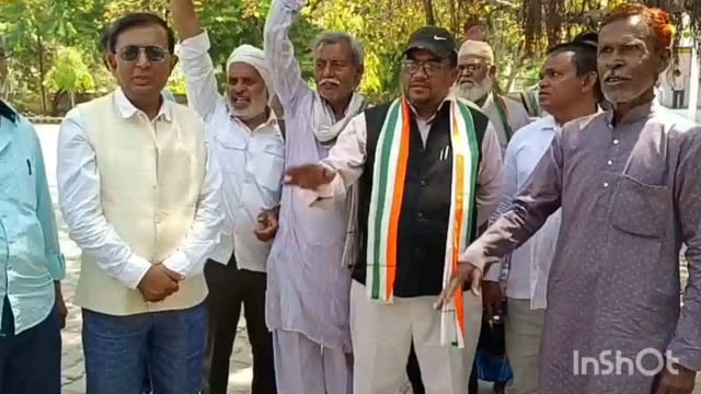 निजी स्कूलों के खिलाफ कांग्रेसियो ने भरी हुंकार, डीएम को सौंपा ज्ञापन