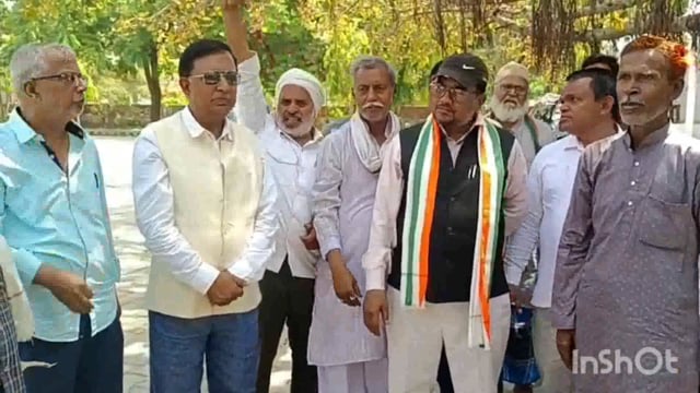 निजी स्कूलों के खिलाफ कांग्रेसियो ने भरी हुंकार, डीएम को सौंपा ज्ञापन