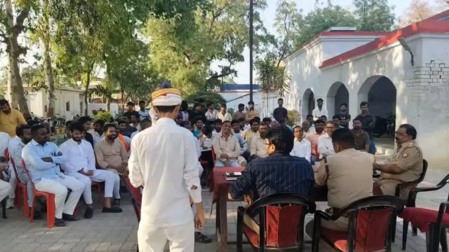 अम्बेडकरनगर
अकबरपुर तहसील मे तैनात राजस्व निरीक्षक सुरेंद्र सिंह  की हार्ट अटैक से हुई मौत इसकी जानकारी तहसीलदार संतोष कुमार ने दी