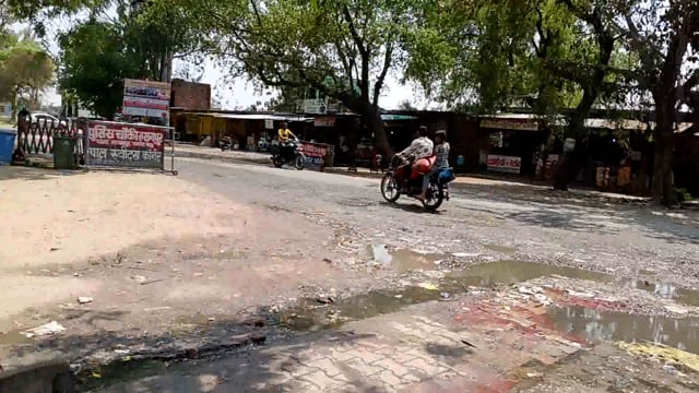 मेरठ गढ़ रोड हसनपुर चौकी पर सड़क ज्यादा खराब होने के कारण से जल भराव रहता हैं। गाड़ी और रहागिरो को आने जाने में परेशानी