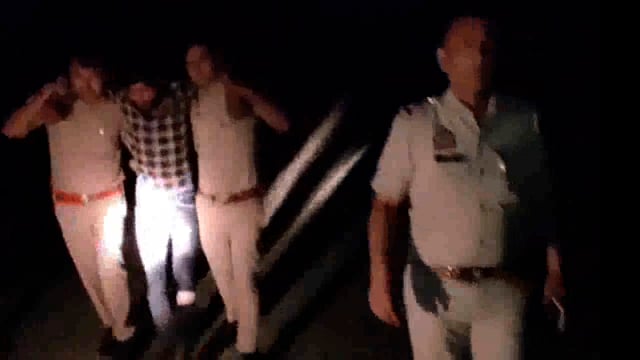 मेरठ मंडल निवाडी पुलिस की अपराधियों से हुई मुठभेड के दौरान थाना निवाडी से गोकशी में वांछित 04  अभियुक्त घायल/गिरफ्तार  