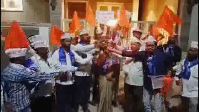 आमदार संजय बनसोडे यांच्या निवासस्थाना समोर प्रहारचे मशाल आंदोलन