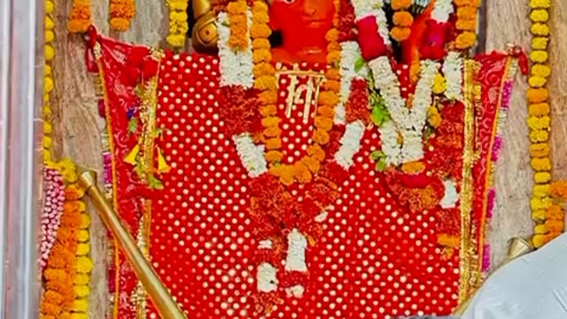 हनुमान मंदिर अमेठी में व्यापार मंडल जिला अध्यक्ष महेश सोनी ने साथियों संग दर्शन किया 