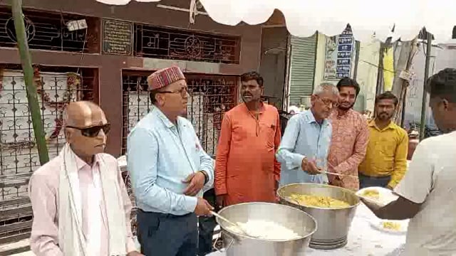 हनुमान  जन्मोत्सव के अवसर पर इटियाथोक हनुमान मंदिर चौराहे पर विशाल भंडारे का हुआ आयोजन