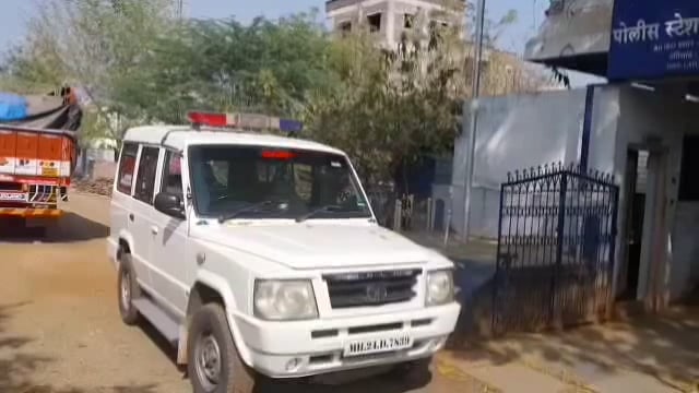 चांदेगाव पाटी चौकात पोलीस असल्याचे  तोतयागिरी करून वाहनांची तपासणी,एकाविरुद्ध गुन्हा दाखल