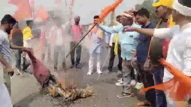 राणा सांगा पर दिए गए बयान के विरोध में सपा सांसद का पुतला फूंका 
यूपी,मिर्ज़ापुर में क्षत्रिय समाज के लोगो ने सपा सांसद रामजी लाल सुमन का पुतला फूका! राणा सांगा पर दिए विवादित बयान के विरोध में सपा सांसद का पुतला फूका गया।#politics