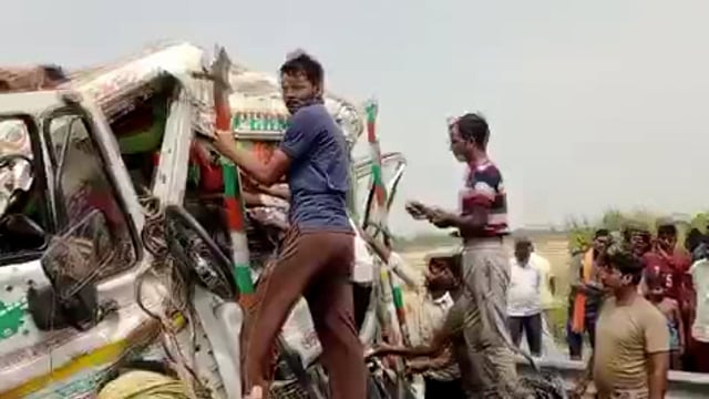 ▶️....Barabanki 
पूर्वांचल एक्सप्रेस-वे पर सुबेहा थाना क्षेत्र में दुखद हादसा, किनारे खड़े मौरंग लदे ट्रक में तेज रफ्तार ट्रक ने टक्कर मारी, चालक की मौके पर मौत, क्लीनर गंभीर घायल। पुलिस ने कड़ी मेहनत के बाद क्रेन से शव निकाला, क्लीनर को अस्पताल भेजा गया।