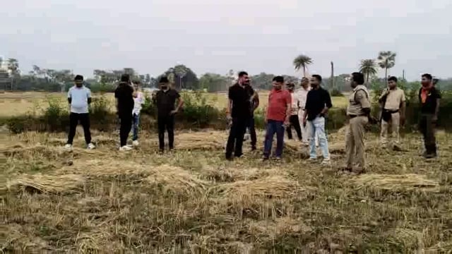 युवक का सिर काटकर हत्या मामले में सिर बरामद। मौके पर पहुंचे एसडीपीओ बांका।