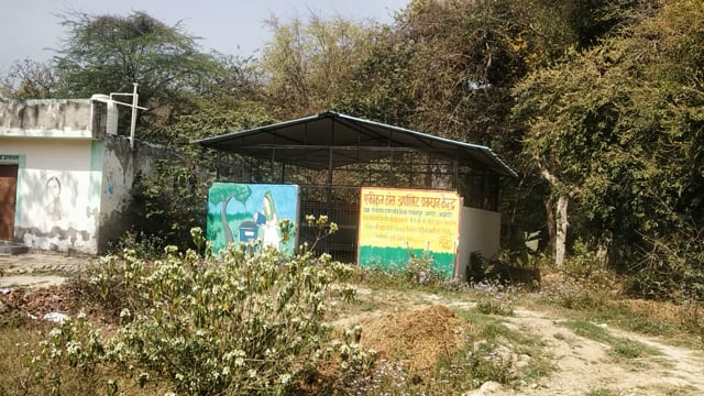 गांव में बने अवशिष्ट निवारण केन्द्र शो पीस सावित‌ हो रहे हैं इनमें कचरा नहीं पहुंच रहा है 