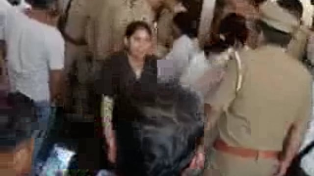 ▶️...मेरठ: जेल में बंद मुस्कान को दूसरी बैरक में किया शिफ्ट 🏢
प्रेग्नेंट होने के कारण मुस्कान को दूसरी बैरक में किया गया शिफ्ट
अल्ट्रासाउंड में 1 महीने की प्रेग्नेंसी की पुष्टि
जेल मैनुअल के अनुसार अलग बैरक में रखा गया
दूसरी महिला बंदी संगीता के साथ बैरक में रखा गया
गर्भवती वाली डाइट और दवाइयां मुस्कान को दी जाएंगी
निगरानी के लिए अतिरिक्त स्टाफ की तैनाती की जाएगी
पति की हत्या के बाद मुस्कान जिला कारागार में बंद है ll