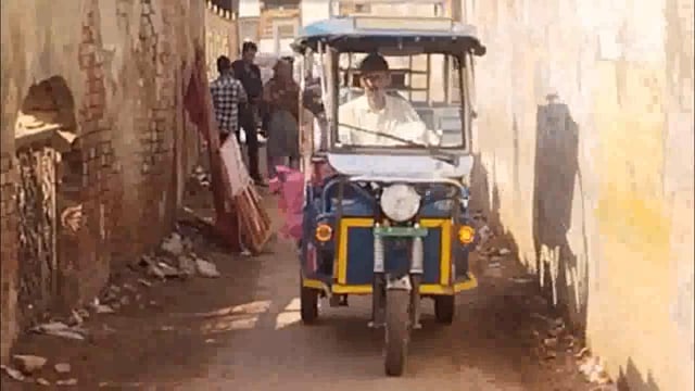 मथुरा में ई-रिक्शा चालक की लापरवाही से एक महिला और बच्चा हुआ घायल, राहगीरों ने कराया भर्ती