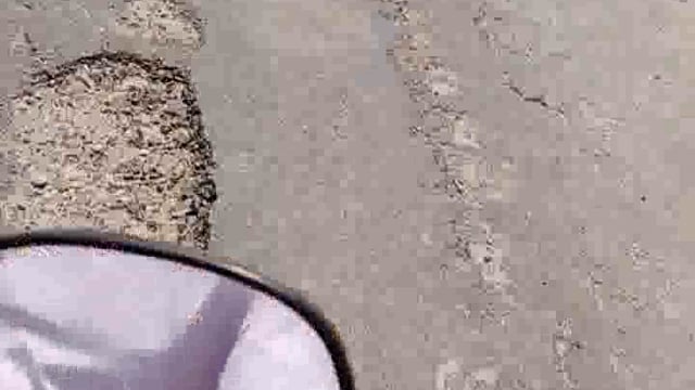 बल्दीराय/सुल्तानपुर-भवानी शिवपुर मेला मैदान से इसौली तक बदहाल सड़क. 