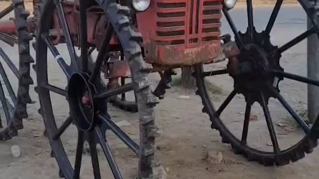 पलिया में देखने को मिला एक अद्भुत ट्रैक्टर