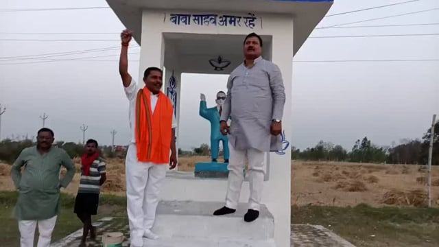   भीमराव अम्बेडकर  के जयंती के पूर्व संध्या पर अंबेडकर पार्क की पिण्टू सिह विजय पाल  समर्थकों केसाथसफाई किया जयकारे लगे