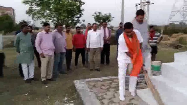 अम्बेडकर जयंती की पूर्व संध्या पर पिण्टूसिह ने विजय पाल उपाध्याय सहित समरर्थकोकेसाथ अम्बेडकर मूर्ति की सफाई किया 