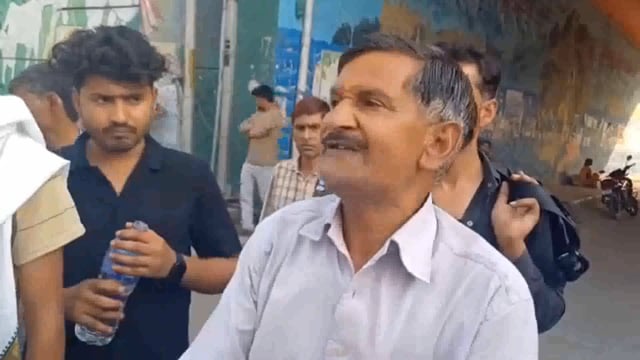 वृंदावन के छटीकरा चौराहे पर स्थित ड्यूटी पर तैनात ट्रैफिक पुलिसकर्मी पर लोगों ने लगाया अवैध वसूली करने का आरोप, वीडियो हुआ शोशल मीडिया पर वायरल।