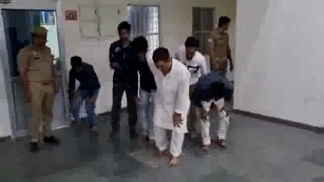 🆚....उत्तर प्रदेश में दबंगई नहीं चलती!
एक मुस्लिम लड़की, हिन्दू लड़के के साथ घूम रही थी।
बाजार में कुछ कट्टरपंथी मुस्लिमों ने दोनों के साथ बत्तमीजी की।
वीडियो वायरल होते ही मुजफ्फरनगर पुलिस एक्शन में आई।
उसके बाद बत्तमीजी करने वाले अपराधियों का ये वीडियो सामने आया है!