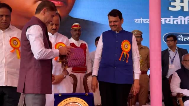 आज दादर स्थित चैत्यभूमि में आयोजित एक सम्मान समारोह में सम्मान चिन्ह देकर स्वागत किया गया। यह कार्यक्रम विशेष रूप से डॉ. भीमराव#politics