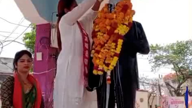 सपा महिला जिला अध्यक्ष गुंजन सिंह ने आम्बेडकर मूर्ति को दूध से स्नान कराकर उनके कार्य को याद किया 