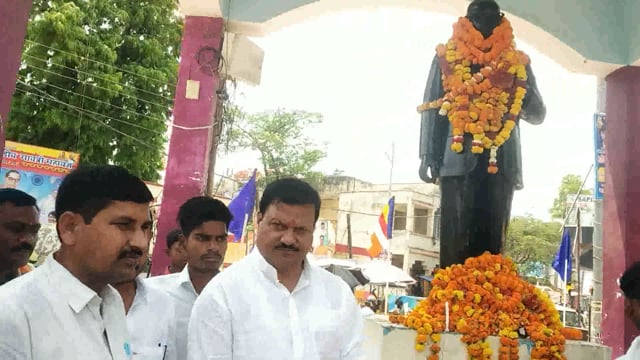 भाजपा नेता अमरेंद्र सिंह पिंटू ने समर्थकों के साथ आम्बेडकर मूर्ति पर माल्यार्पण कर शपथ दिलाई 