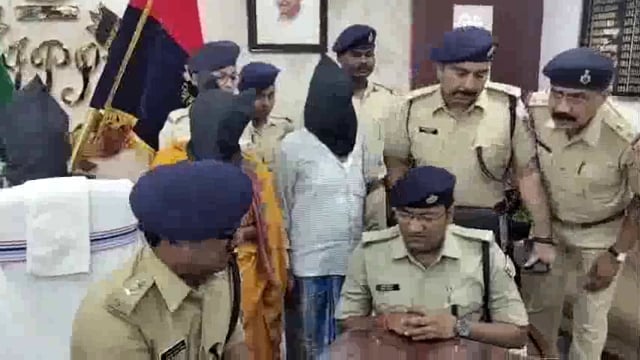 केंदुआर में मिली सर कटी लाश का खुलासा। पत्नी ने ही अवैध संबंध में किया था हत्या।