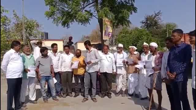 दावणगावं येथे शेतकऱ्यांनी महायुती सरकारच्या जाहीरनाम्याची केली होळी