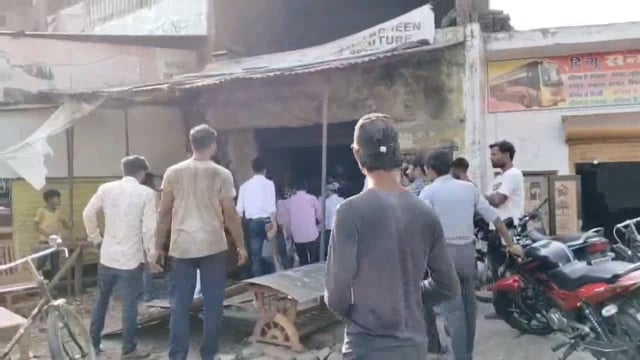 फर्नीचर की दुकान पर कुछ दबंगों ने की मारपीट