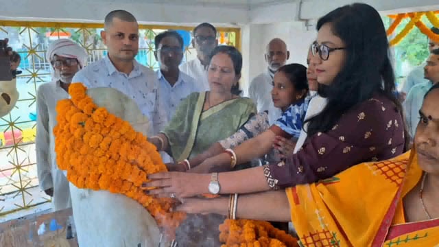 BANKA: बाबा साहेब भीम राव अम्बेडकर की प्रतिमा पर किया गया माल्यार्पण