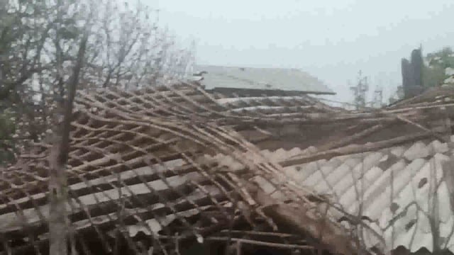 भीषण आंधी तूफान में आदिवासी परिवार के आशियाने उड़े, सरकारी सहायता की राह देख रहे पीड़ित