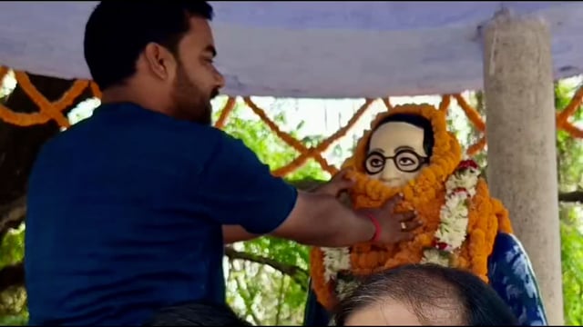 भाजपा नेता ने बाबा साहेब की प्रतिमा पर माल्यार्पण कर दी श्रद्धांजलि