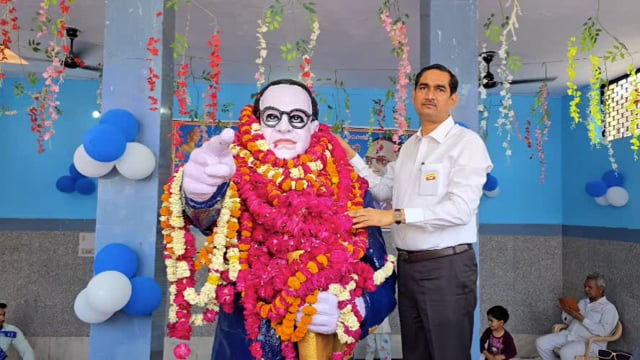 जिलाधिकारी चंद्रप्रकाश सिंह ने कलेक्ट्रेट सभागार में डां भीमराव अम्बेडकर जयंती पर उनके चित्रपट पर माला अर्पित कर दी भावभीनी श्रद्धांजलि।