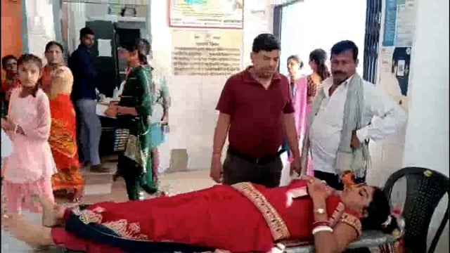 रील बनाने जा रही महिला की स्कूटी को बाइक सवार ने मारी टक्कर। प्राथमिक उपचार के बाद भागलपुर रेफर।