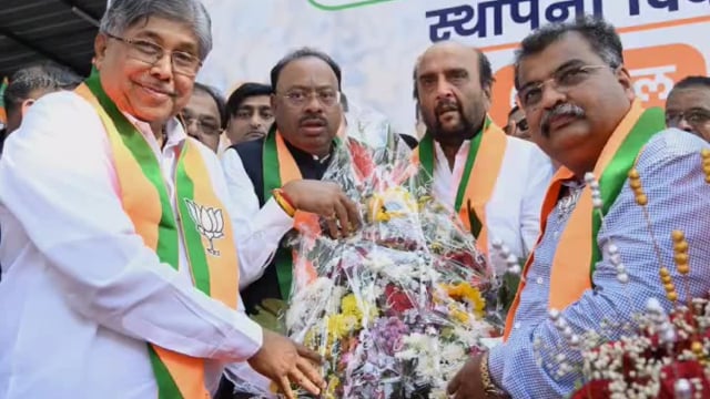 कोल्हापूर जिल्ह्यातील कागल या ठिकाणचे  शिवसेना उबाठा गटाचे माजी आमदार संजय घाटगे व त्यांचा मुलगा अमरीष घाटगे यांनी आज भाजप मध्ये प्रवेश केला.